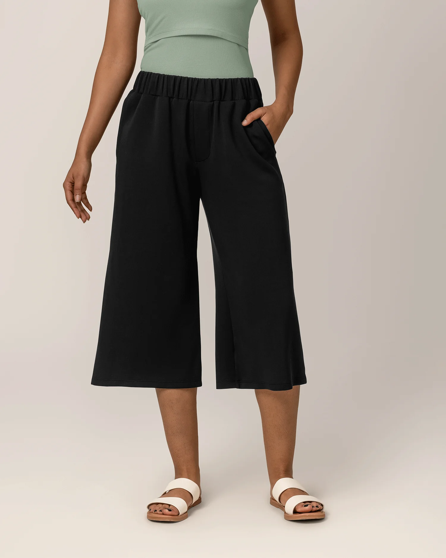 Evie Maternity & Postpartum Pull-On Cropped Pant | Black